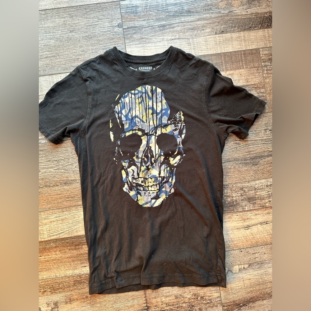 Express men’s T-shirt with multi color skull size xs